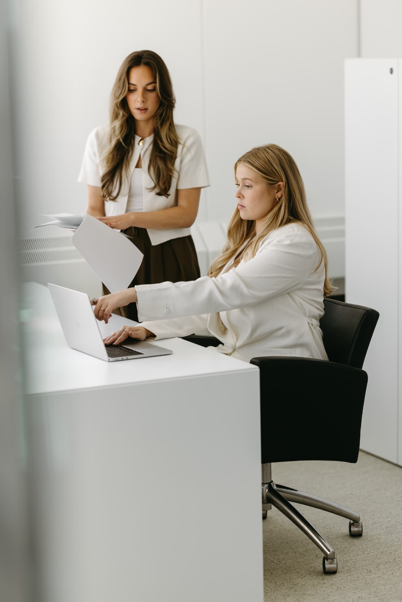 Twee collega's van Lawwise Advocaten aan het werk